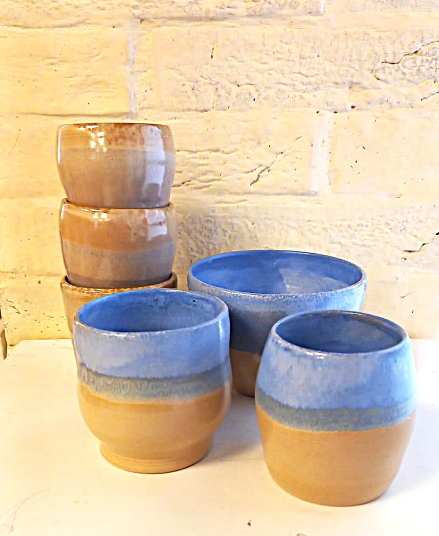 Bicchieri in ceramica con smalto blu e ocra