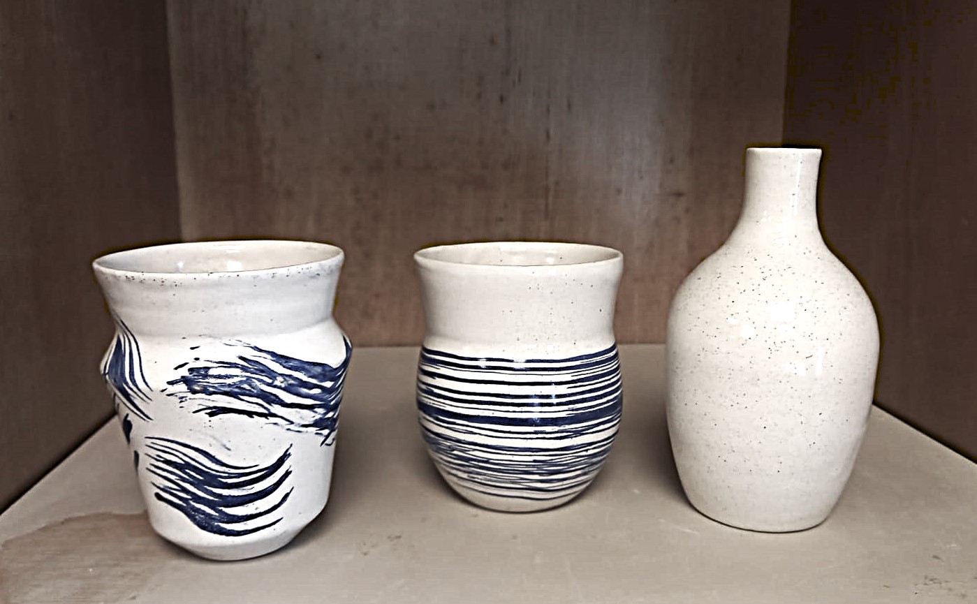 Vasi in ceramica bianca decorati a pennello