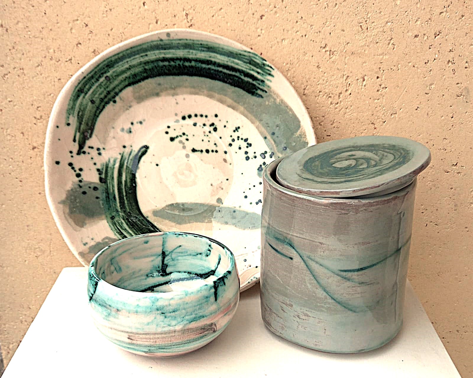 Ceramiche smaltate verdi realizzate nel laboratorio