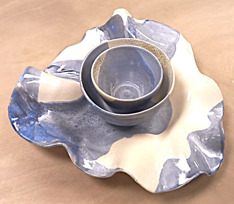 Composizione di ciotole e piatti in ceramica blu