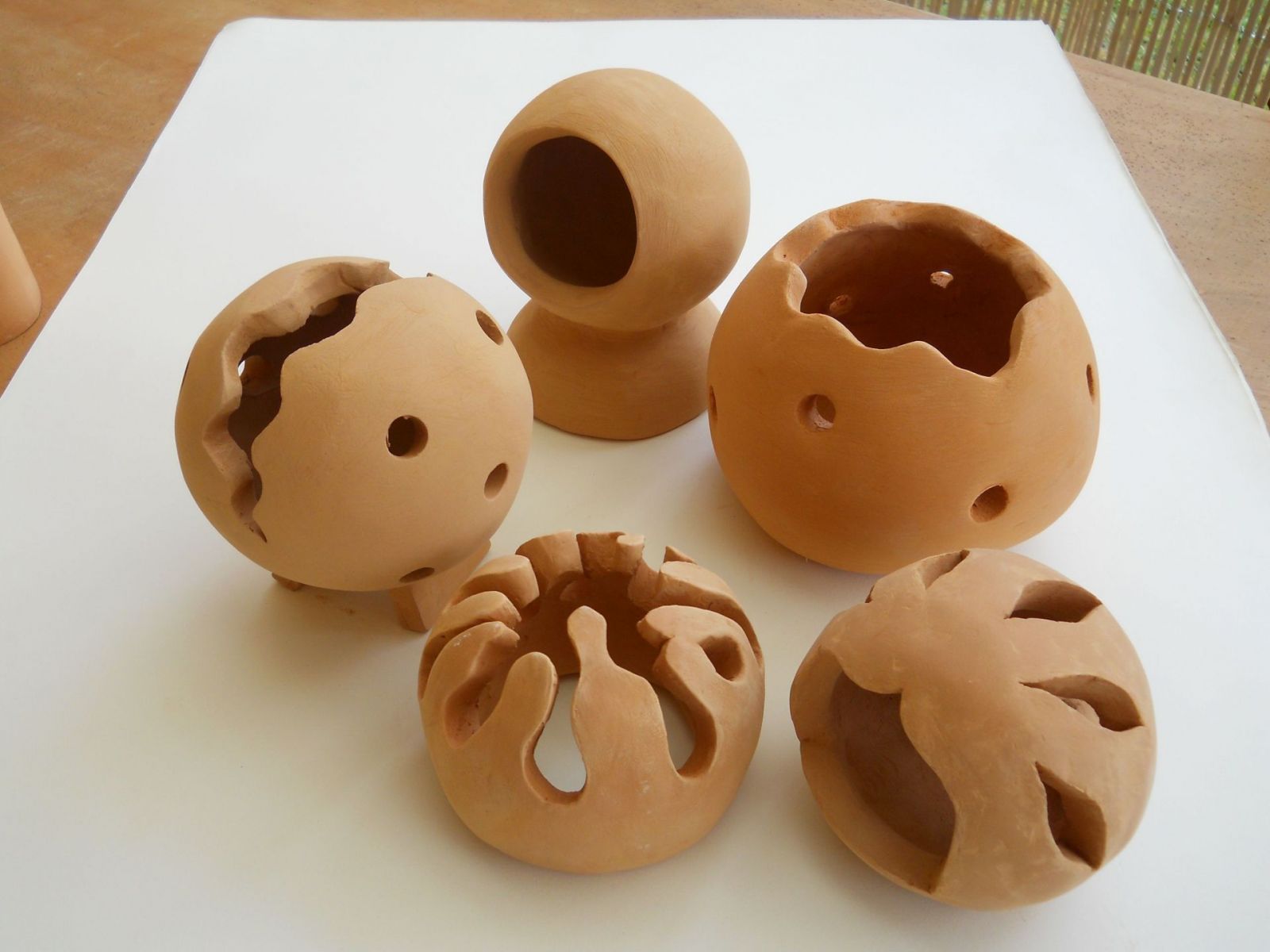 Lanterne sferiche in terracotta traforate a mano