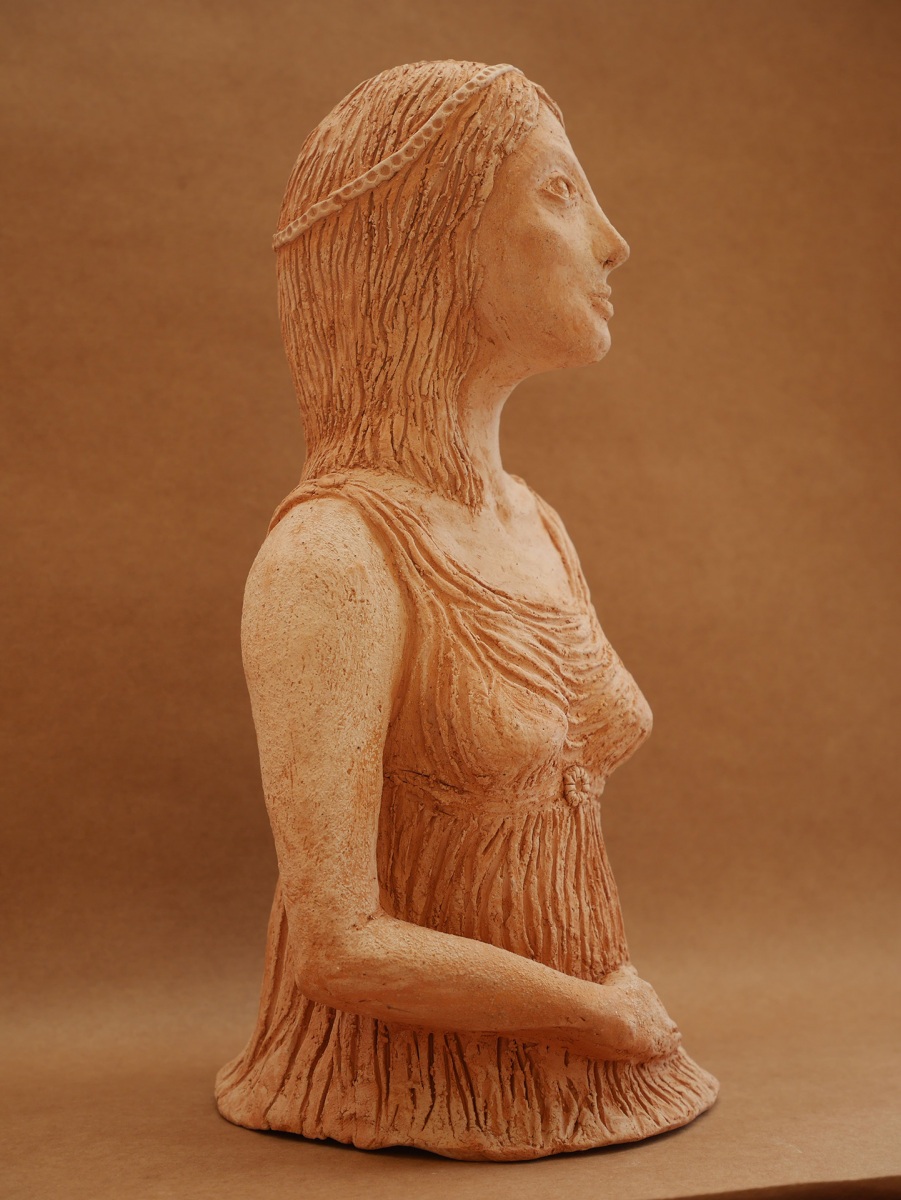 Busto femminile modellato in terracotta