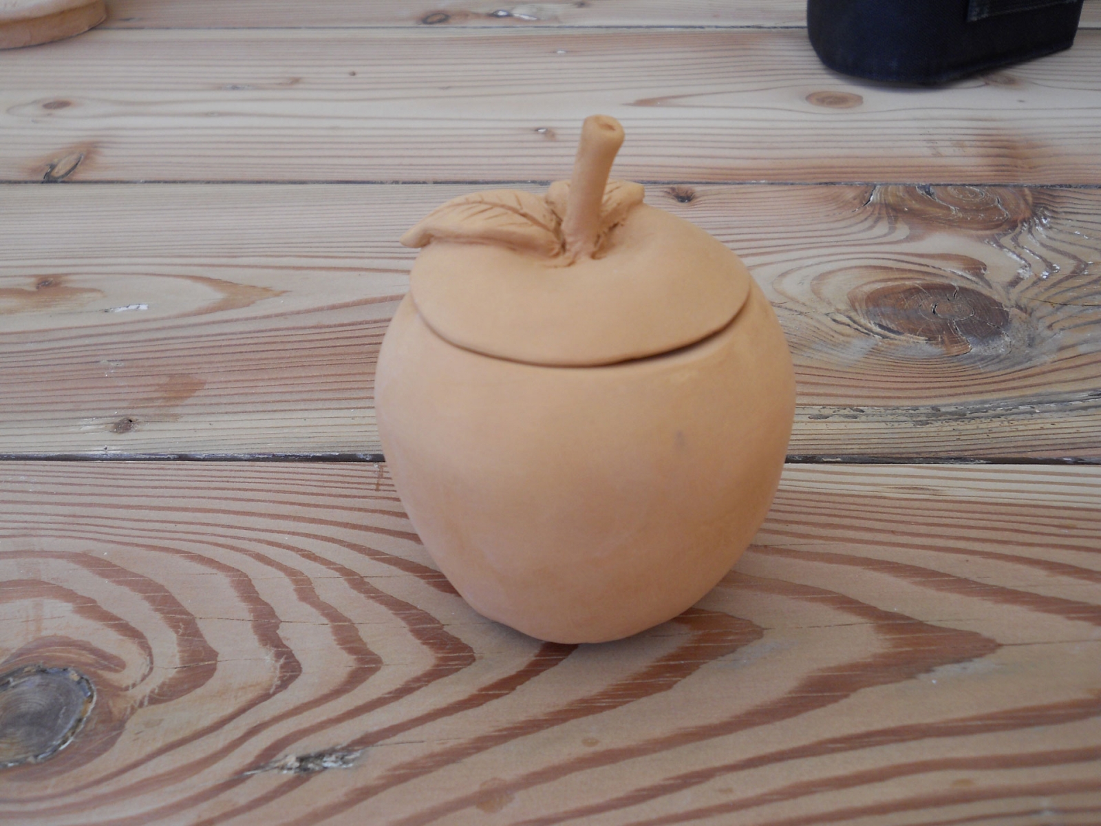 Contenitore in terracotta a forma di mela con coperchio
