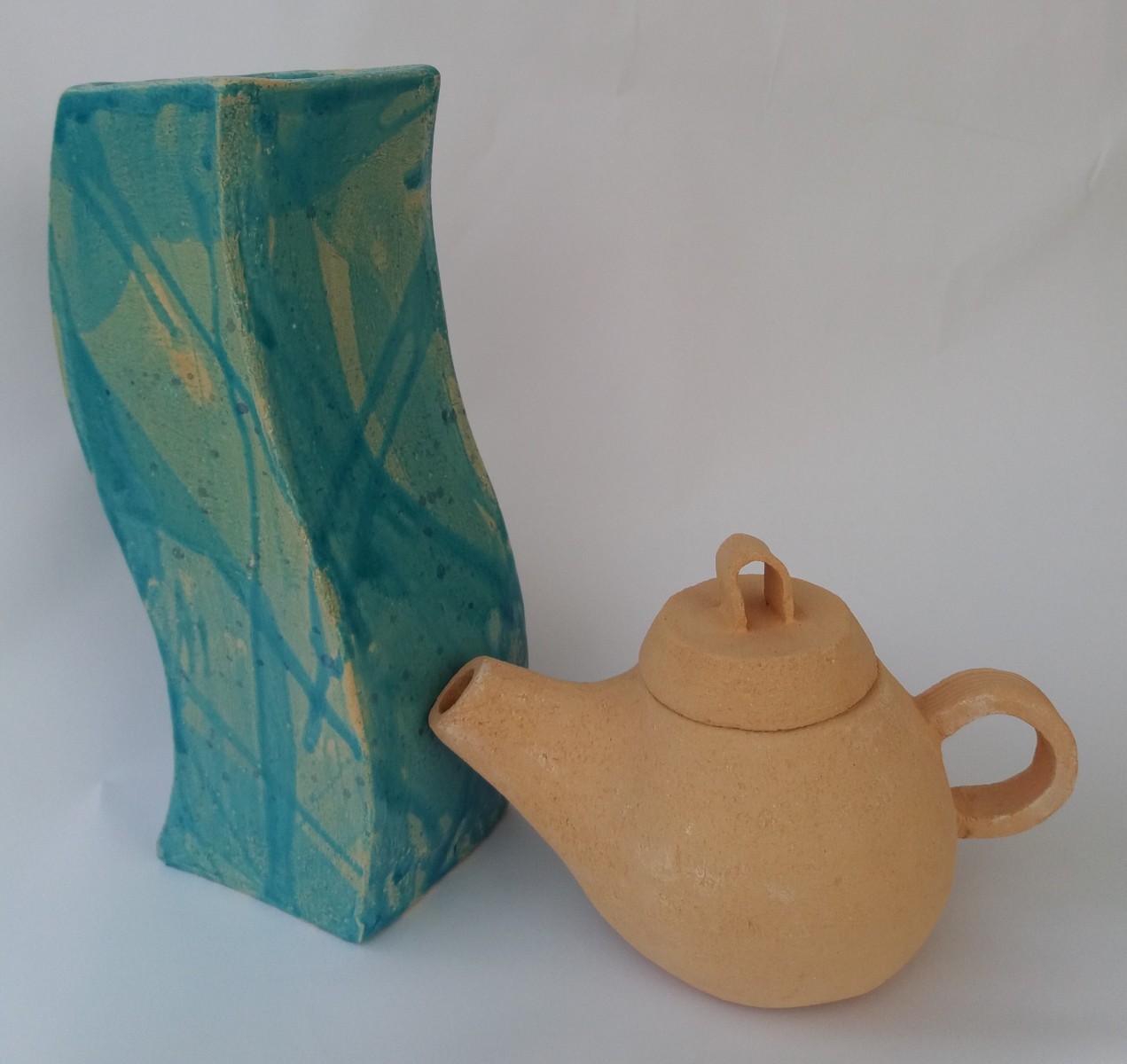 Vaso rettangolare ondulato con smalto verde acqua e teiera in terracotta, lavori del corso di ceramica