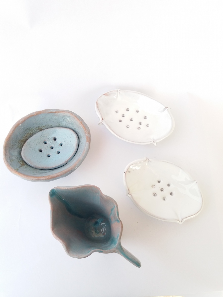 Piattini e portasapone in ceramica bianca e azzurra traforati a mano