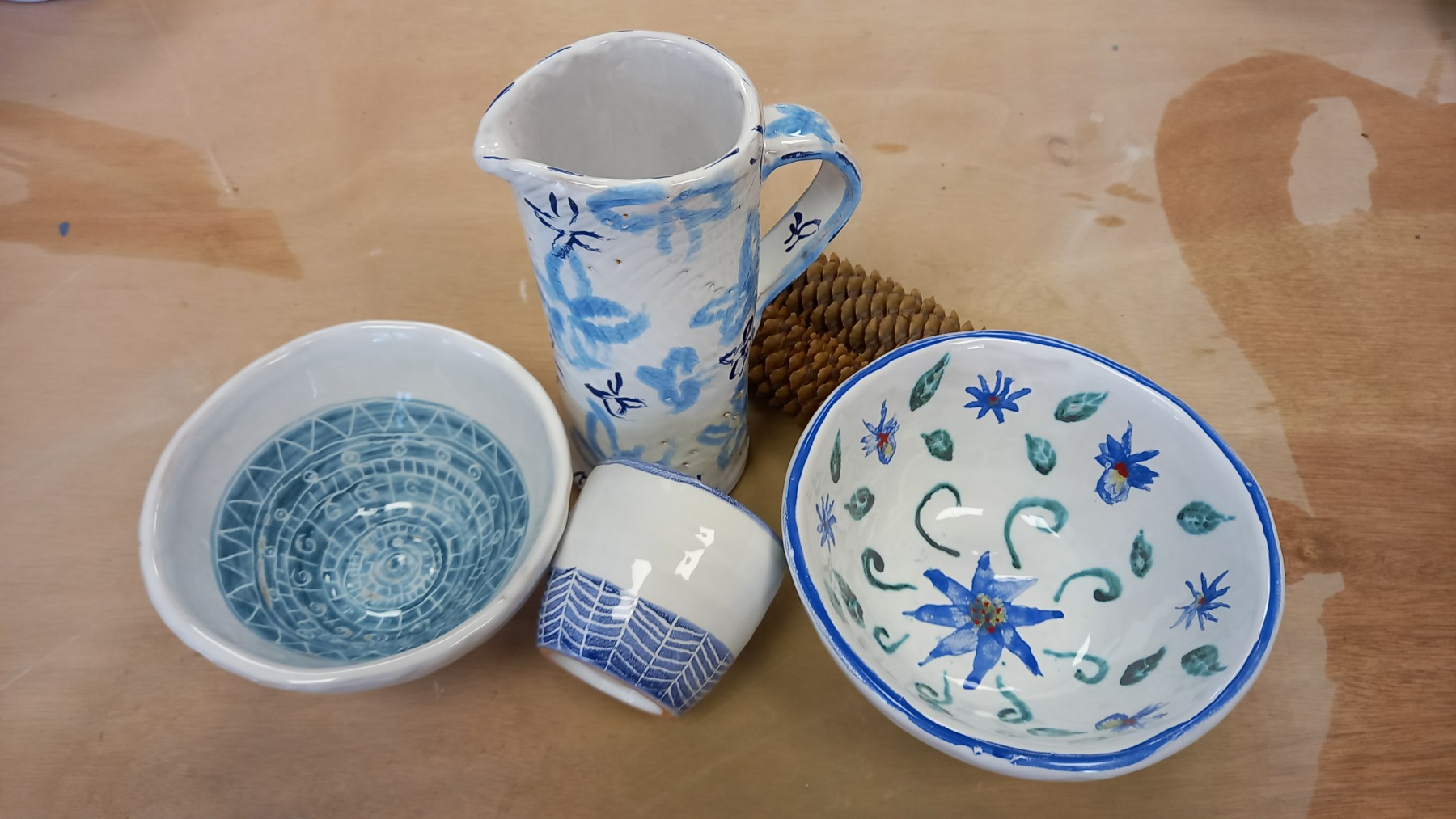 Brocca, ciotola e bicchiere in ceramica decorati a mano in blu