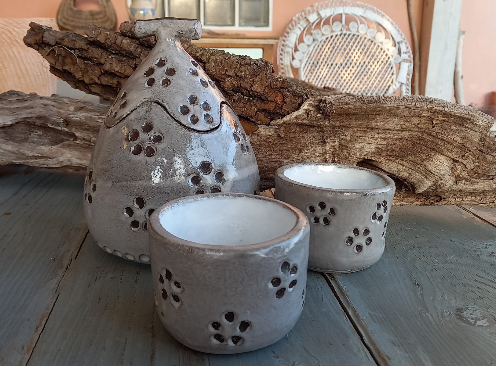 Lanterna e portacandele in ceramica grigia con fiori traforati