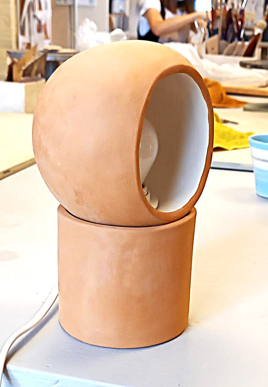 Lampada in terracotta a forma di sfera aperta su base cilindrica