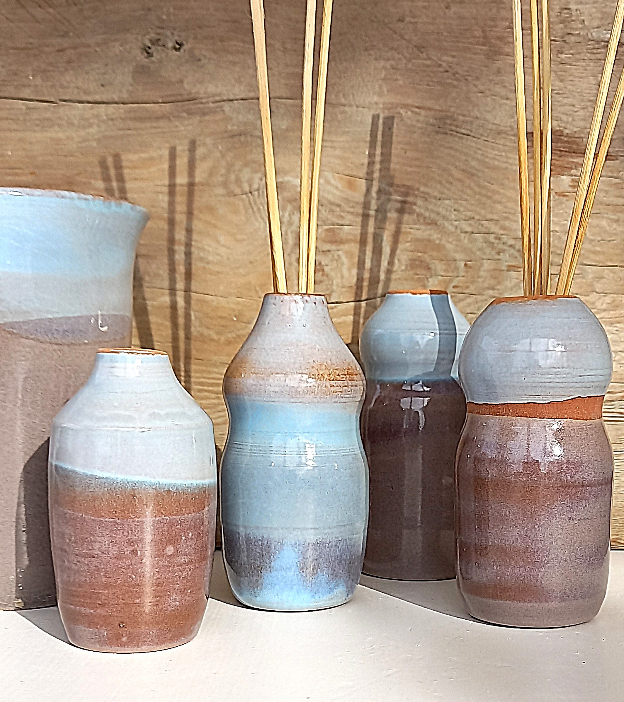 Vasi diffusori in ceramica smaltata in azzurro e bruno con bastoncini