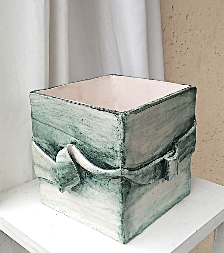 Vaso quadrato in ceramica verde chiaro con fasce in rilievo