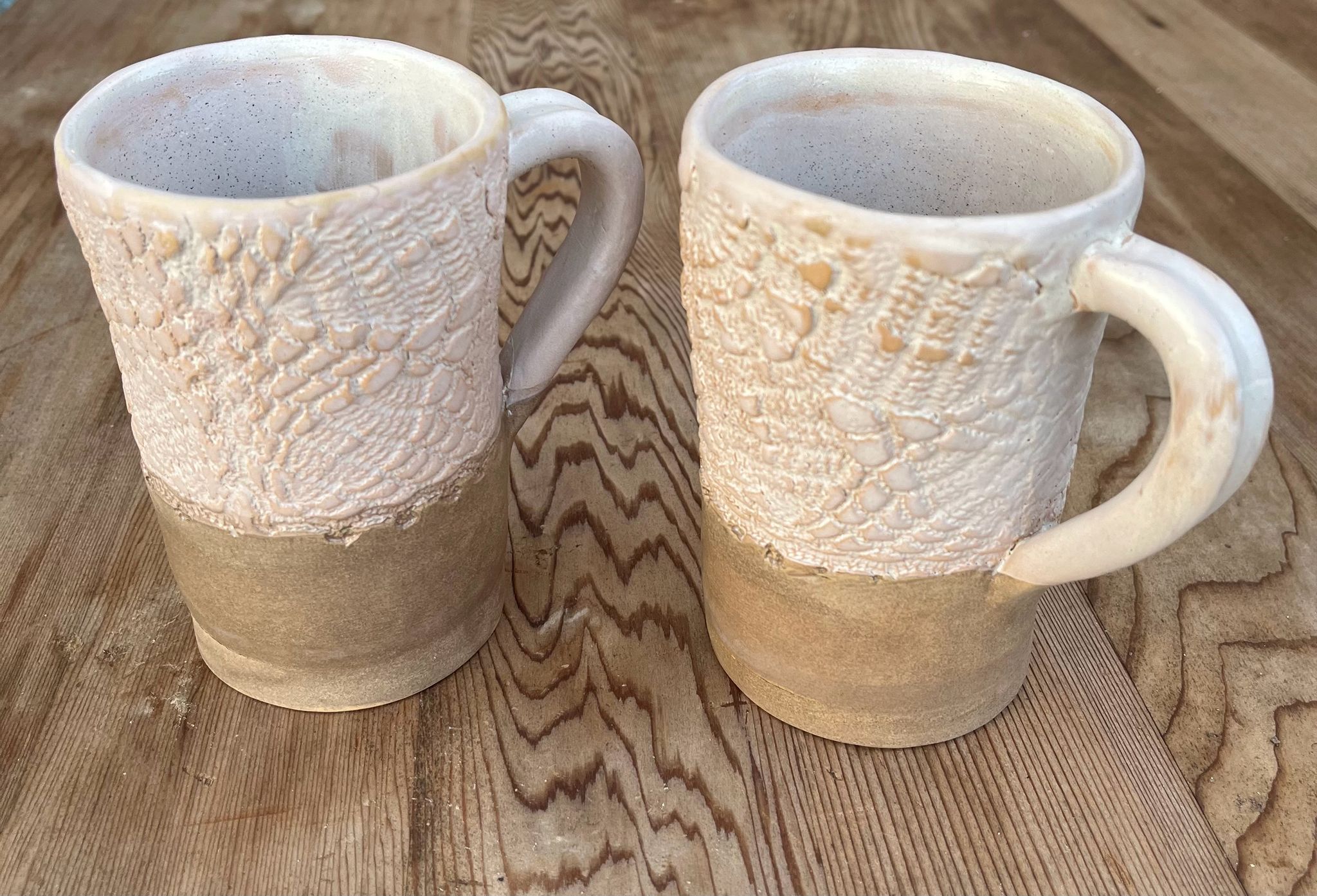 Due tazze in ceramica con texture a pizzo e base grezza