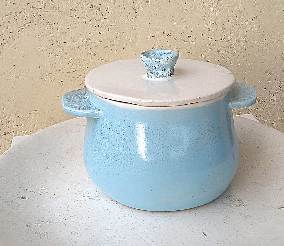 Pentola in ceramica azzurra con coperchio bianco