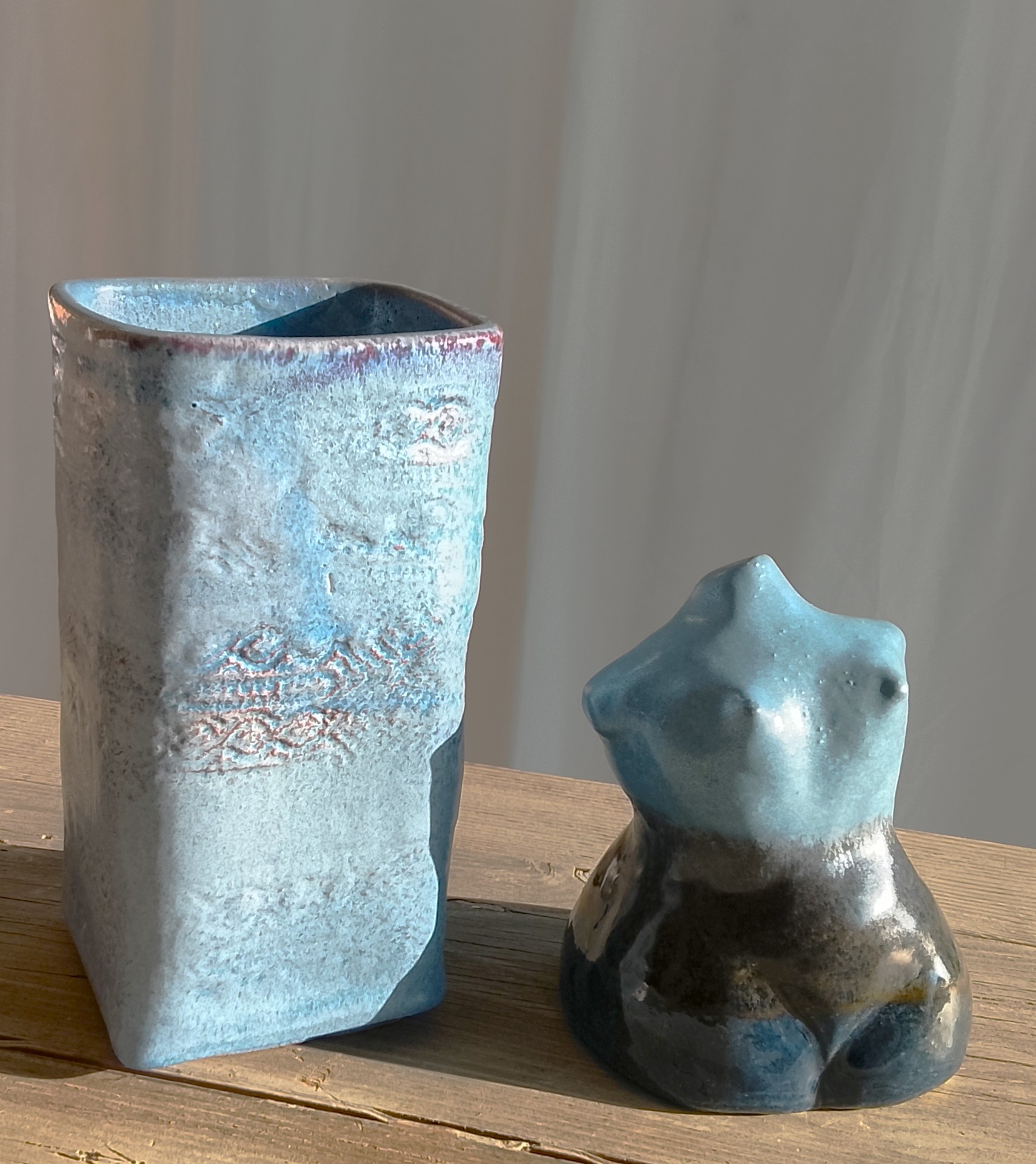Vaso azzurro e piccola scultura in ceramica smaltata